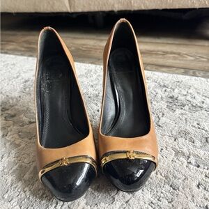 Tory Burch Tan and Black Women's Pumps